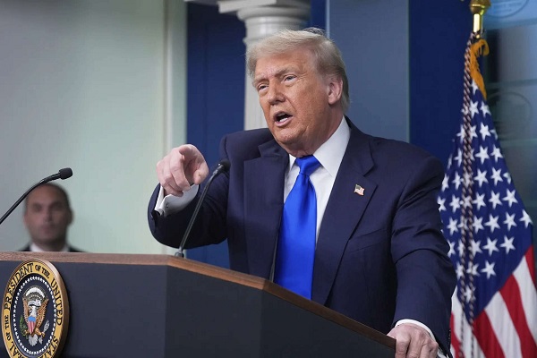 विदेश दौरे पर ट्रंप……….उधर अमेरिकी सीनेट में उनके खिलाफ हो गया खेला