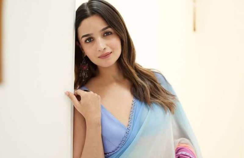 आलिया भट्ट का नया अवतार ‘लव एंड वॉर’ में आया सामने, सेट से लीक फोटो हुई वायरल आलिया भट्ट का नया अवतार ‘लव एंड वॉर’ में आया सामने, सेट से लीक फोटो हुई वायरल