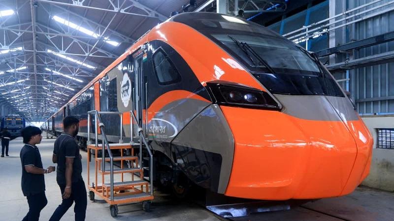 Vande Bharat Sleeper: देश की पहली स्लीपर ट्रेन कब होगी लॉन्च? रेल मंत्री ने दी जानकारी