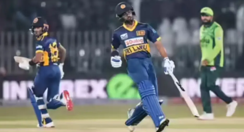 आतंकी धमाके से दहशत में श्रीलंका टीम, आधी स्क्वॉड की घर वापसी की खबर से बढ़ी चिंता आतंकी धमाके से दहशत में श्रीलंका टीम, आधी स्क्वॉड की घर वापसी की खबर से बढ़ी चिंता