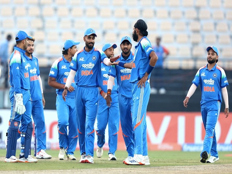 टीम इंडिया सुपरओवर में 0 रन पर ऑल-आउट , फैंस हुए हैरान! टीम इंडिया सुपरओवर में 0 रन पर ऑल-आउट , फैंस हुए हैरान!