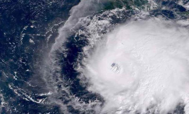 तूफान की तबाही के बाद खाने की तलाश में लोग, जमैका में राहत कार्य धीमे