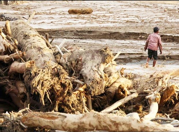 इंडोनेशिया झेल रहा प्राकृतिक मार, बाढ़ और भूस्खलन से 400 से ज्यादा मौतें