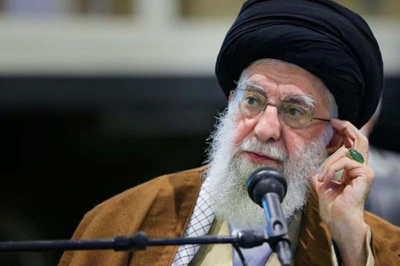 हिजाब महिलाओं की गरिमा को बचाता है, वहीं पश्चिम उन्हें भोग की वस्तु बनाता है: खामेनेई